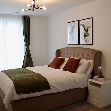 A Stylish Two Bedroom Modern Apartment With Parking Μπάρκινγκ Εξωτερικό φωτογραφία