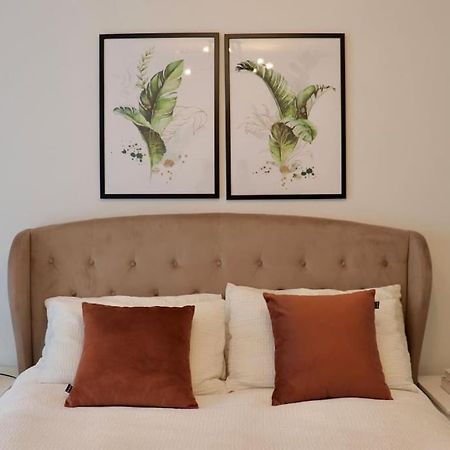 A Stylish Two Bedroom Modern Apartment With Parking Μπάρκινγκ Εξωτερικό φωτογραφία