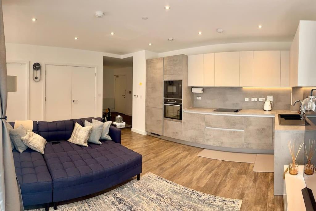 A Stylish Two Bedroom Modern Apartment With Parking Μπάρκινγκ Εξωτερικό φωτογραφία