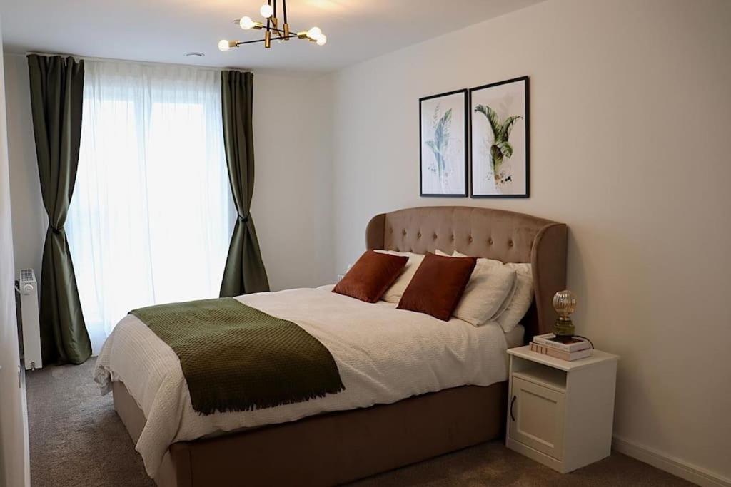 A Stylish Two Bedroom Modern Apartment With Parking Μπάρκινγκ Εξωτερικό φωτογραφία