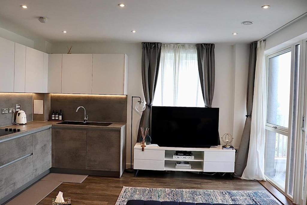 A Stylish Two Bedroom Modern Apartment With Parking Μπάρκινγκ Εξωτερικό φωτογραφία