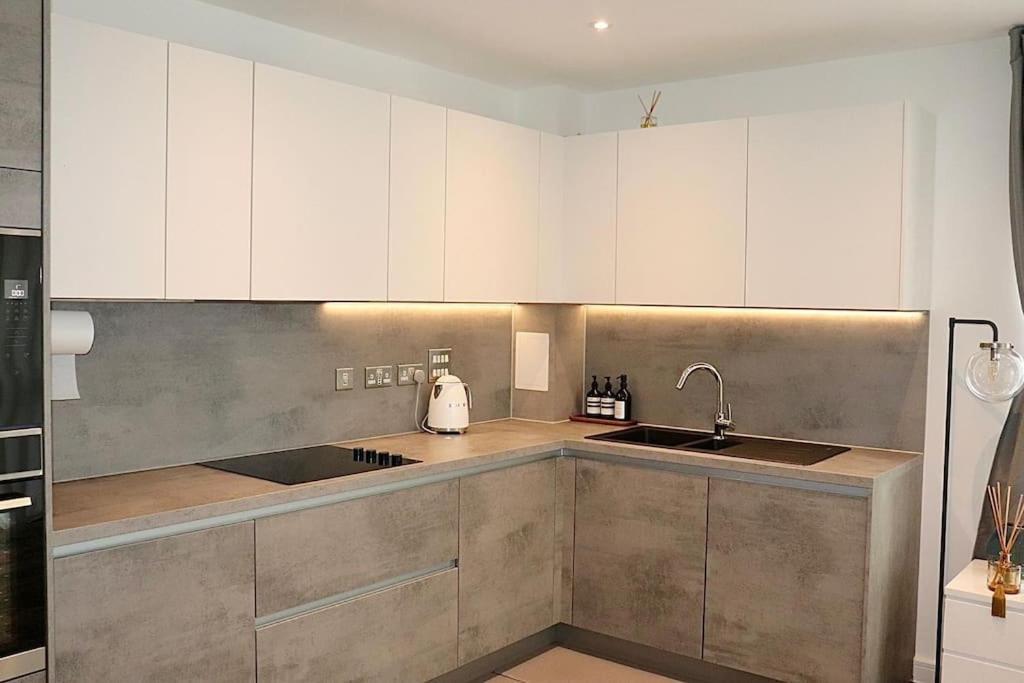 A Stylish Two Bedroom Modern Apartment With Parking Μπάρκινγκ Εξωτερικό φωτογραφία
