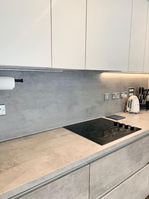 A Stylish Two Bedroom Modern Apartment With Parking Μπάρκινγκ Εξωτερικό φωτογραφία