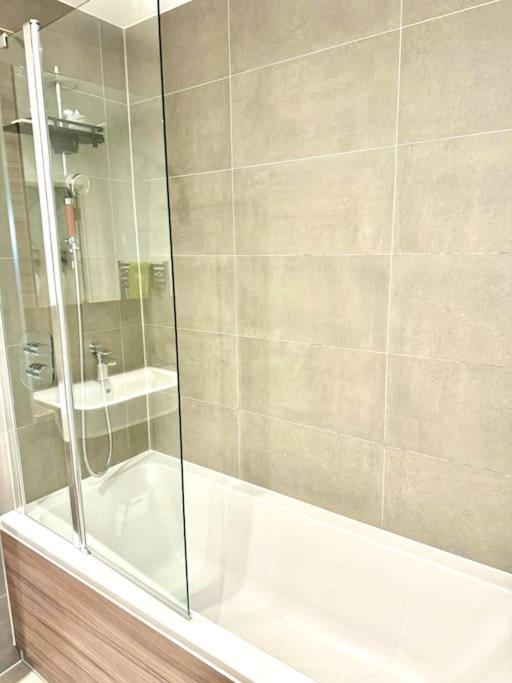 A Stylish Two Bedroom Modern Apartment With Parking Μπάρκινγκ Εξωτερικό φωτογραφία