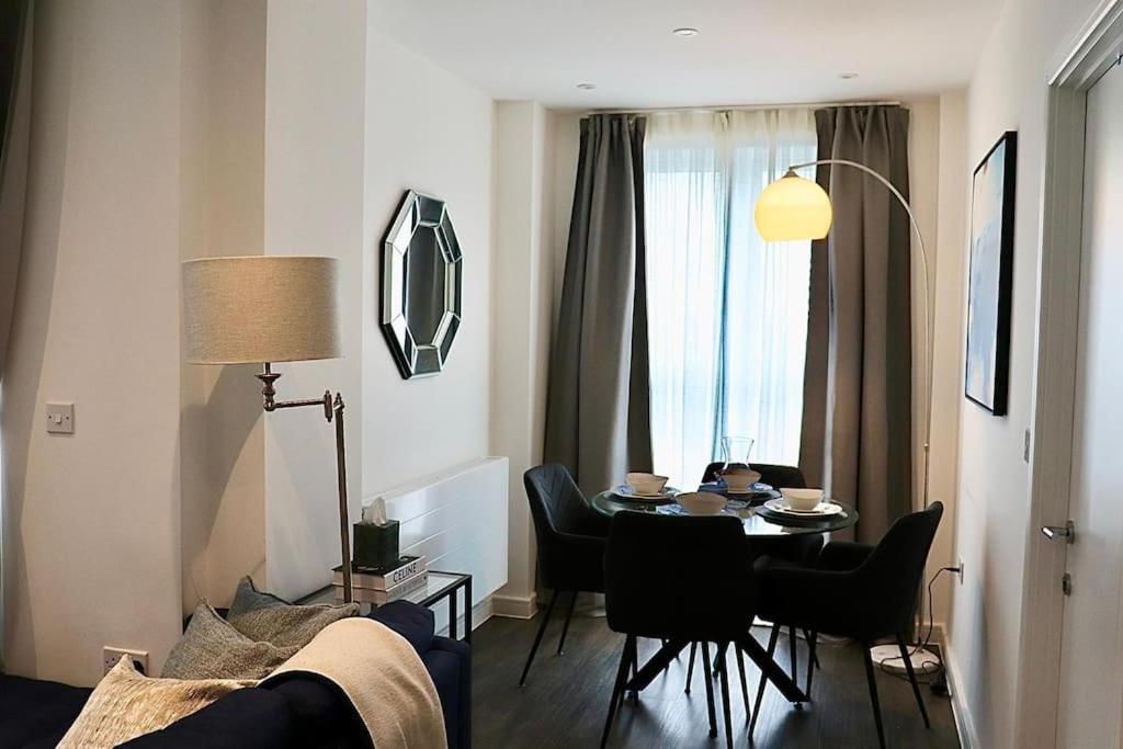A Stylish Two Bedroom Modern Apartment With Parking Μπάρκινγκ Εξωτερικό φωτογραφία
