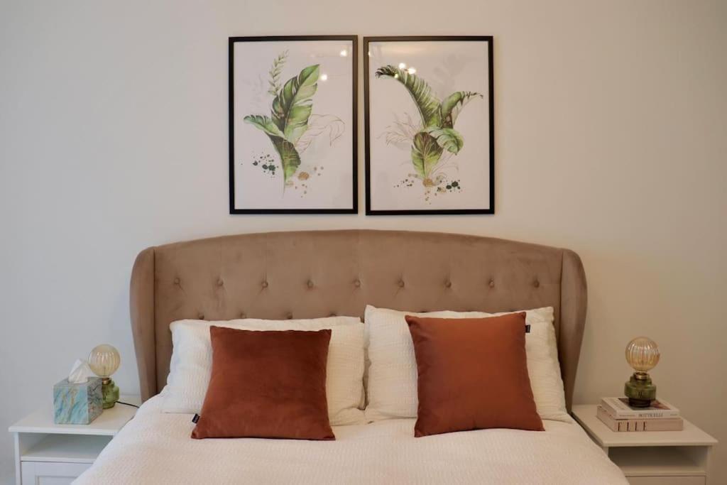 A Stylish Two Bedroom Modern Apartment With Parking Μπάρκινγκ Εξωτερικό φωτογραφία