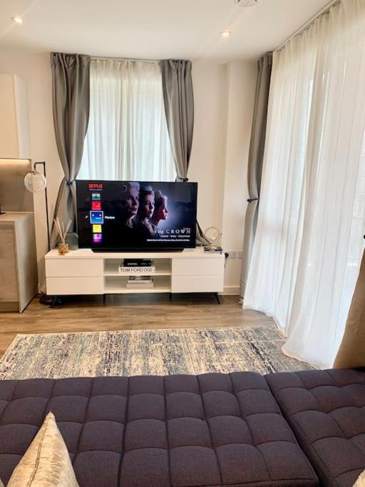A Stylish Two Bedroom Modern Apartment With Parking Μπάρκινγκ Εξωτερικό φωτογραφία