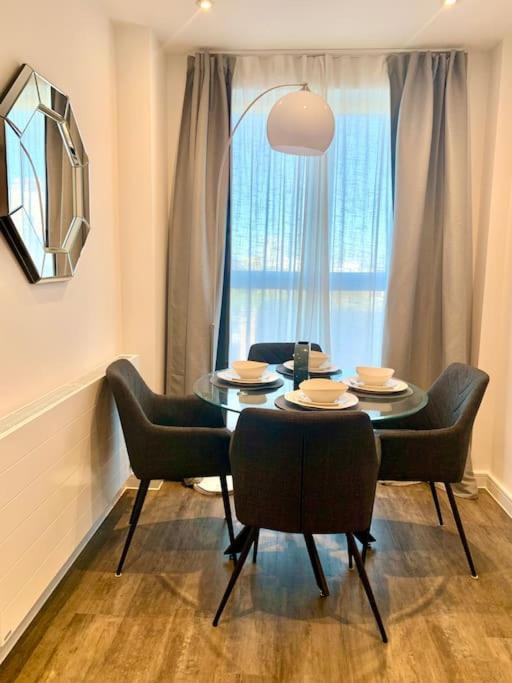A Stylish Two Bedroom Modern Apartment With Parking Μπάρκινγκ Εξωτερικό φωτογραφία