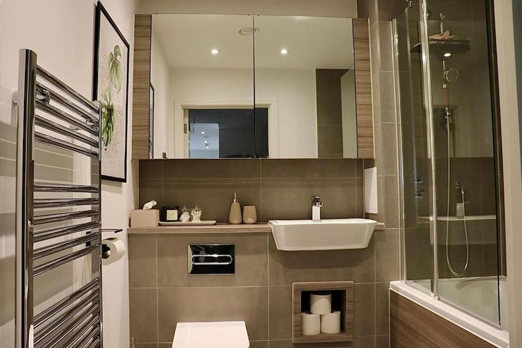 A Stylish Two Bedroom Modern Apartment With Parking Μπάρκινγκ Εξωτερικό φωτογραφία